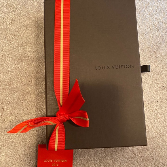 LV louise wallet $1000 - mint condition (never worn) - Picture 3 of 6